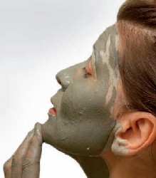 Green clay face mask - pic via www.wholisticresearch.com 
